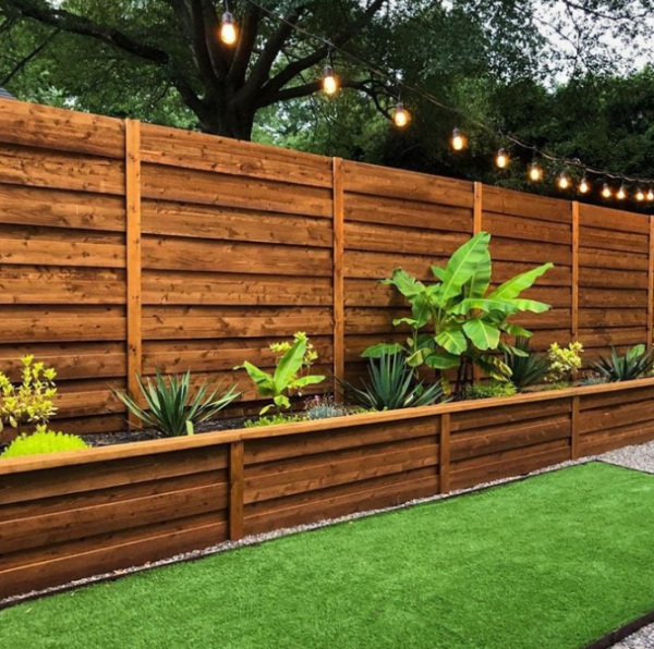 Pagar kayu dengan sentuhan warna natural